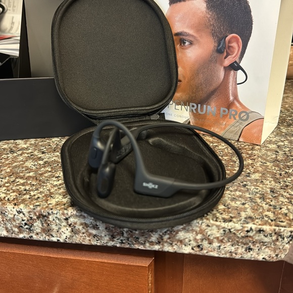 Shokz Openrun Pro Bone Conduction Sports Headphones in Black - Picture 4 of 4